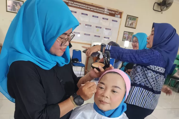 Lima hari 20 perempuan di Kelurahan Pangkalanjati, Cinere, Depok diajak mengasah kebiasaannya mempercantik diri.  (RADAR DEPOK)