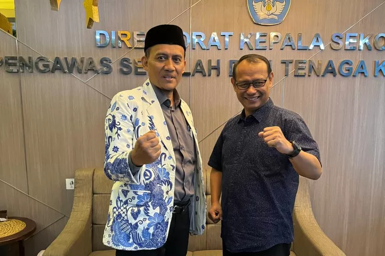 Dr. Toto Suharya, S.Pd., M.Pd., Sekjen DPP AKSI dengan Kasiman, S.Pd., ST. MM. Direktur KSPS  (GoraJuara.com/dok AKSI)