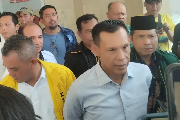 Ade Ruhandi alias Jaro Ade, saat memberikan keterangan pers usai bertemu dengan Rudy Susmanto dan Gerindra jelang pendaftaran calin kepala daerah di Pilkada Kabupaten Bogor. (Diki Wahyudi)