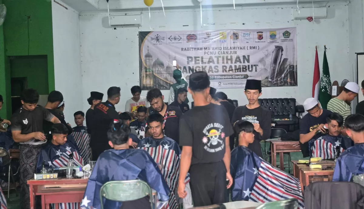 Pelatihan pangkas rambut Rabithah Ma'ahid Islamiyah PCNU Kabupaten Cianjur. (FOTO: Ist)