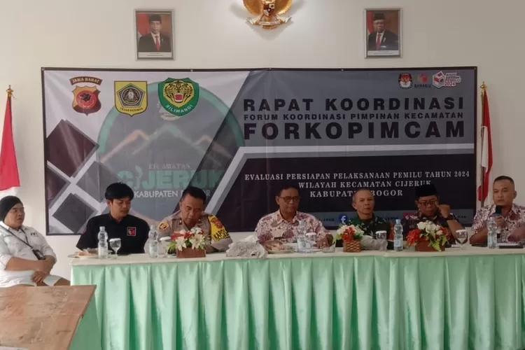 Forkopimcam Cijeruk menggelar rapat evaluasi persiapan Pemilu tahun 2024 di aula Kantor Kecamatan. (Foto: Anto)