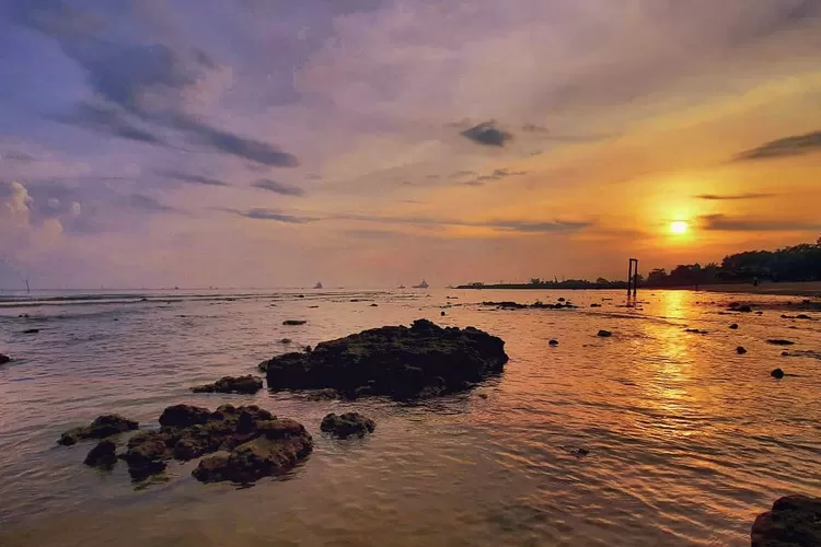 Pesona alam di Pantai Delegan Gresik ini memanjakan mata, patut kamu kunjungi nih! (Instagram/@bakhrus)