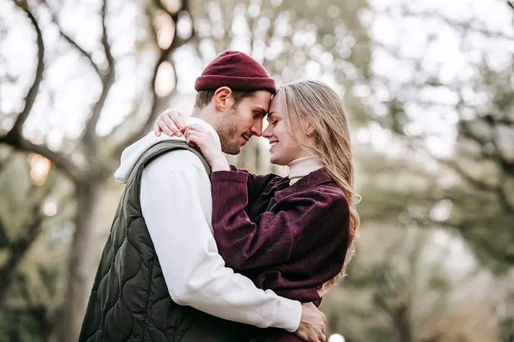 Ilustrasi  ramalan cinta zodiak Aquarius dan Pisces berlaku Sabtu 4 Mei 2024  ( pexels/Katerina Holmes)