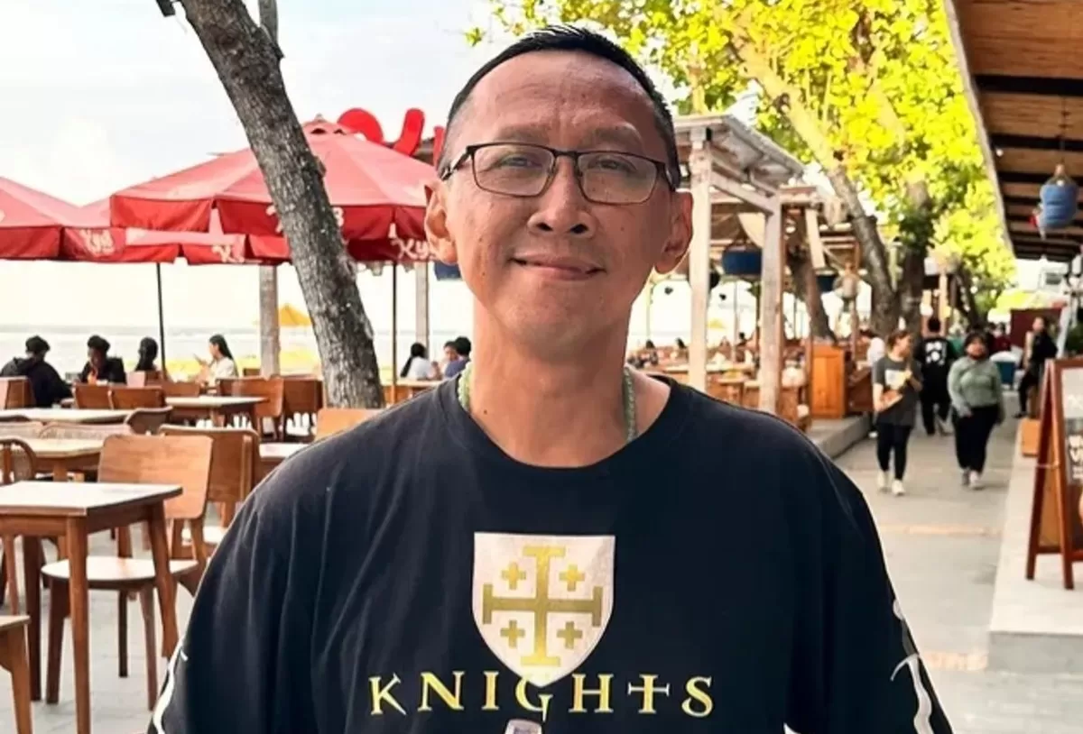 Abu Janda alias Permadi Arya dikenal sebagai sosok yang cukup kontroversial dengan terlibat sejumlah kasus seperti rasisme, jabatan, hingga masuk ke ranah keagamaan. (Instagram.com/@permadiaktivis2)