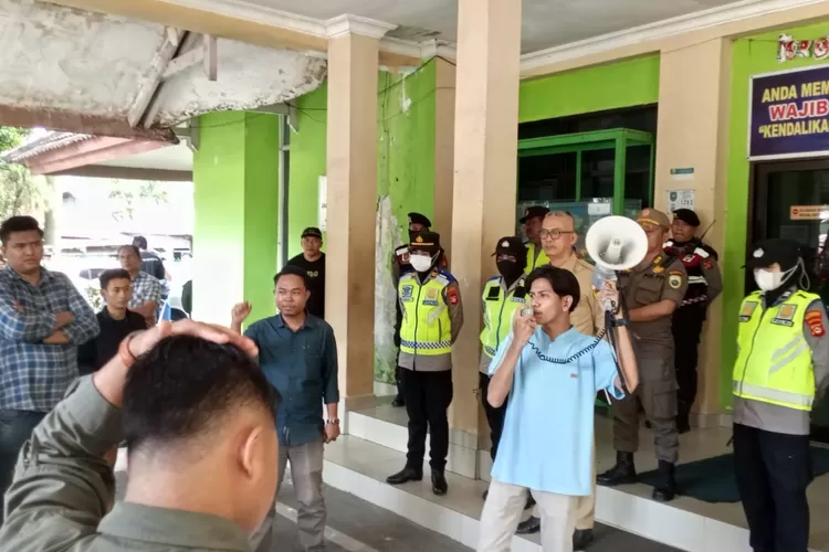 Aksi demonstrasi yang dilakukan oleh Aliansi Pemuda dan Mahasiswa Penyelamat Lingkungan (A2PMPL) di depan kantor DLHP Sumsel pada Selasa (06/05/25).  (DN/KetikPos.com)