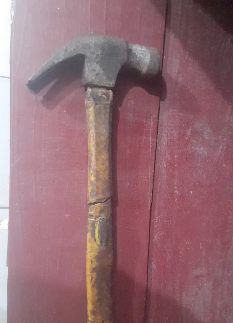 Palu yang digunakan pelaku menganiaya korban.