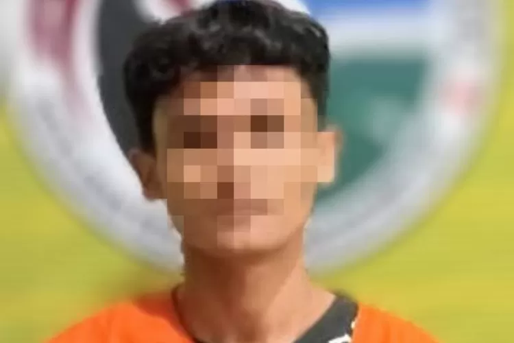 Pelaku, yang diduga sebagai pengedar ganja yang ditangkap personil Satresnarkoba Polres Padangsidimpuan, Rabu (7/5/2025). (Realitasonline.id - RI)