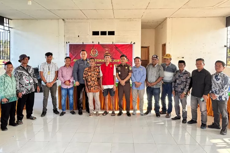 Kejari Morowali, berhasil menjadi mediator dalam kesepakatan perdamaian antara tersangka dan korban dalam kasus perusakan pura di Desa Samarenda, Kecamatan Bumiraya, Kabupaten Morowali. (Metrosulteng)