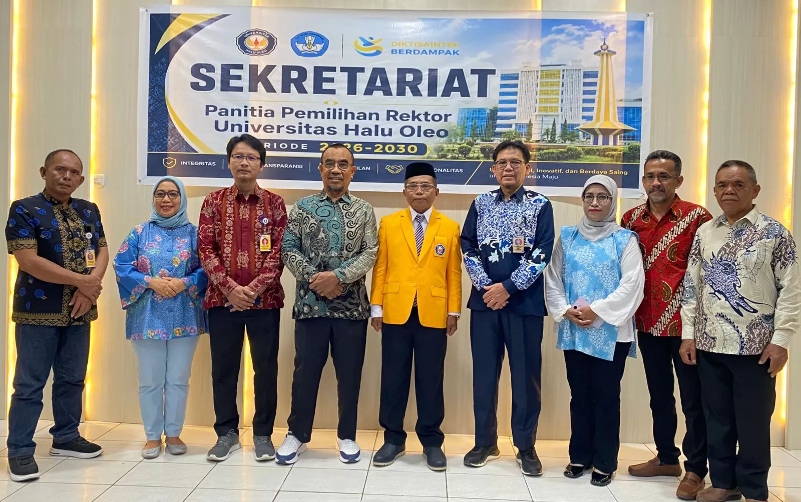Assoc. Prof. Dr. Baru Sadarun, S.Pi., M.Si. berfoto bersama usai mendaftarkan diri sebagai bakal calon Rektor UHO periode 2026&ndash;2030.
