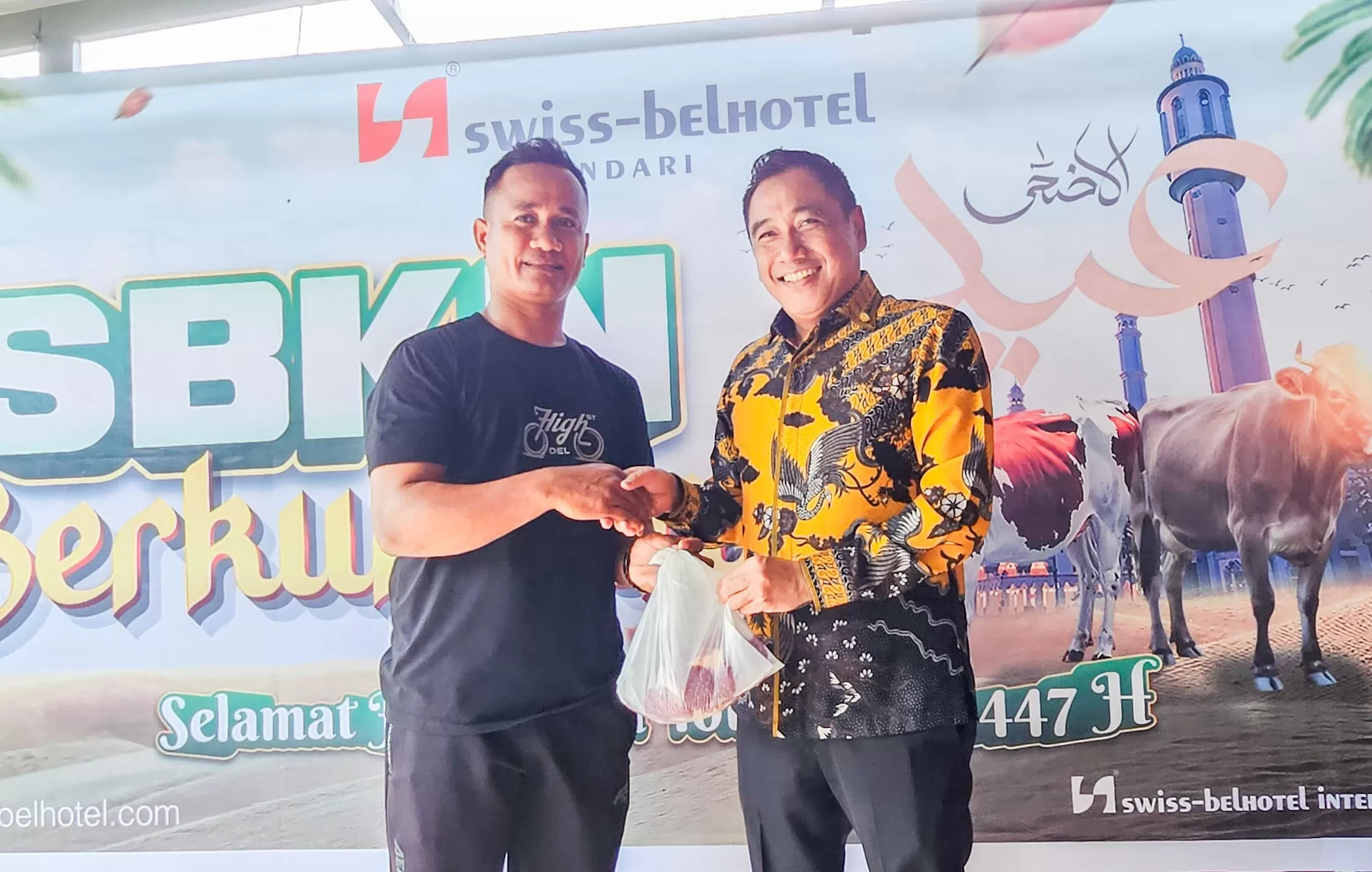 Penyerahan daging kurban oleh General Manager Swiss-belhotel Kendari kepada masyarakat