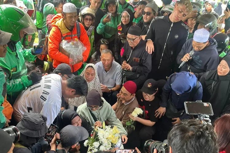 Ribuan Driver Ojol Iringi Pemakaman Affan Kurniawan hingga ke TPU Karet Bivak (X)