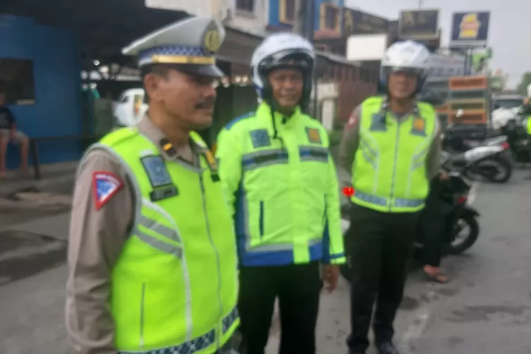 Personel Binmas Polda Sumut diwawancarai saat memberi imbauan ke stasiun bus di sepanjang Jalan Jamin Ginting, Rabu (20/3/2024).