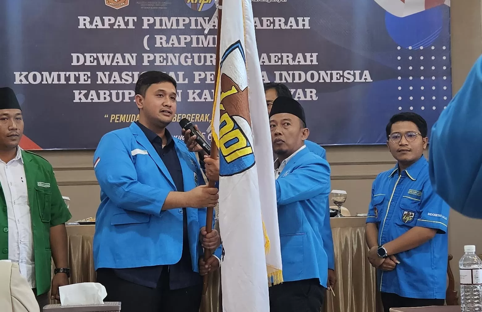 Boby menerima bendera KNPI (foto:Abdul Alim) 