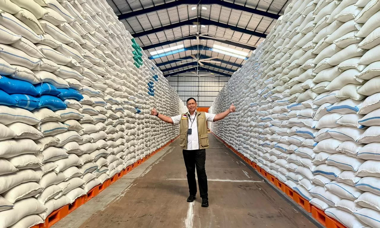 Stok pangan pemerintah semakin kuat. BULOG berhasil mencapai serapan 3 juta ton setara beras hingga awal Juni 2026.