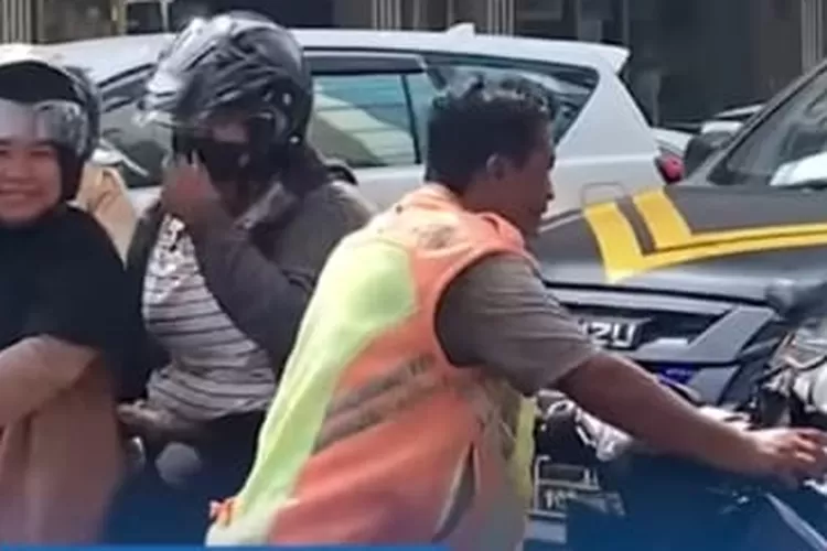 Petugas parkir di Kota Medan yang saat ini terdampak dengan kebijakan parkir gratis Pemko Medaan. (Realitasonline.id/Tangkapan layar YouTube) 