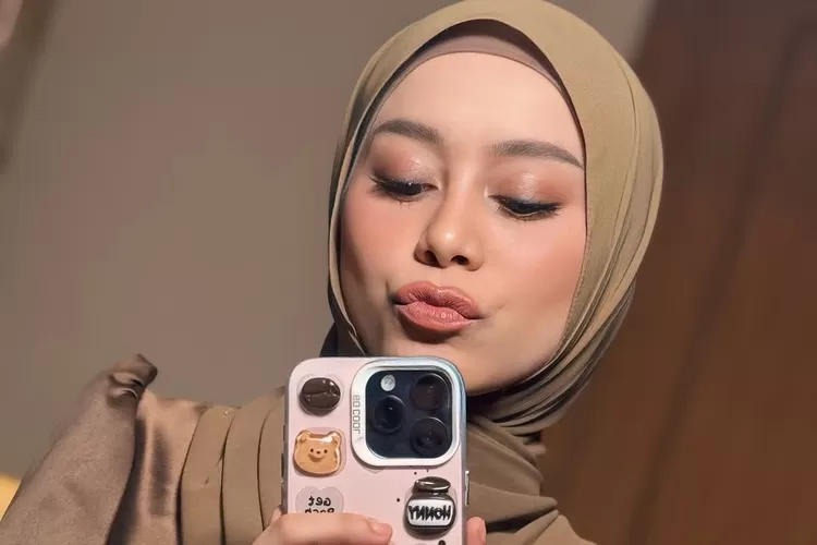 Lesti Kejora selfie di sela-sela acara pernikahan Valerie Tifanka dan Mochammad Andhika (Foto: Gorajuara/ Instagram/ @lestikejora)