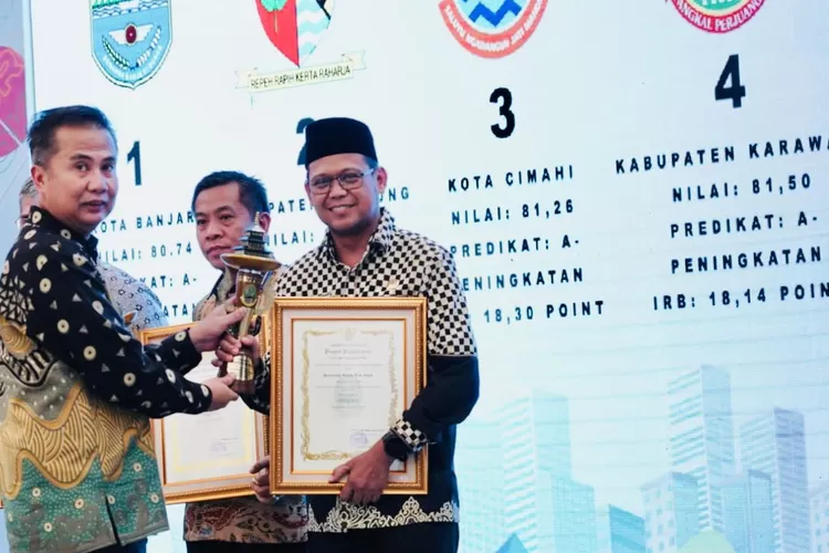 Wakil Walikota Depok, Imam Budi Hartono menerima Anugrah Best improvement Reformasi Biroksasi 2024 yang diserahkan PJ Gubernur Jawa Barat Bey Triadi Machmudin, Rabu (6/3). (RADAR DEPOK)