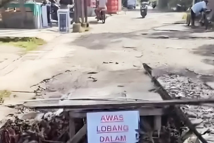 Jalan Mampang 1 yang melintasi Kelurahan Grogol, Limo dan Kelurahan Mampang, Pancoranmas Depok, kini rusak parah. (RADAR DEPOK)