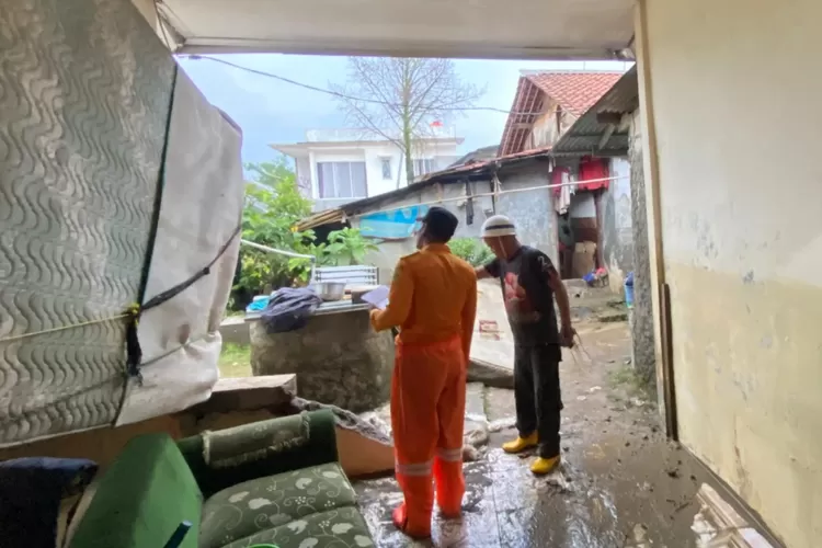 Tim TRC BPBD Kabupaten Bogor melaksanakan giat pembersihan rumah warga pascabanjir yang melanda Desa Cijayanti (bnpb.go.id)