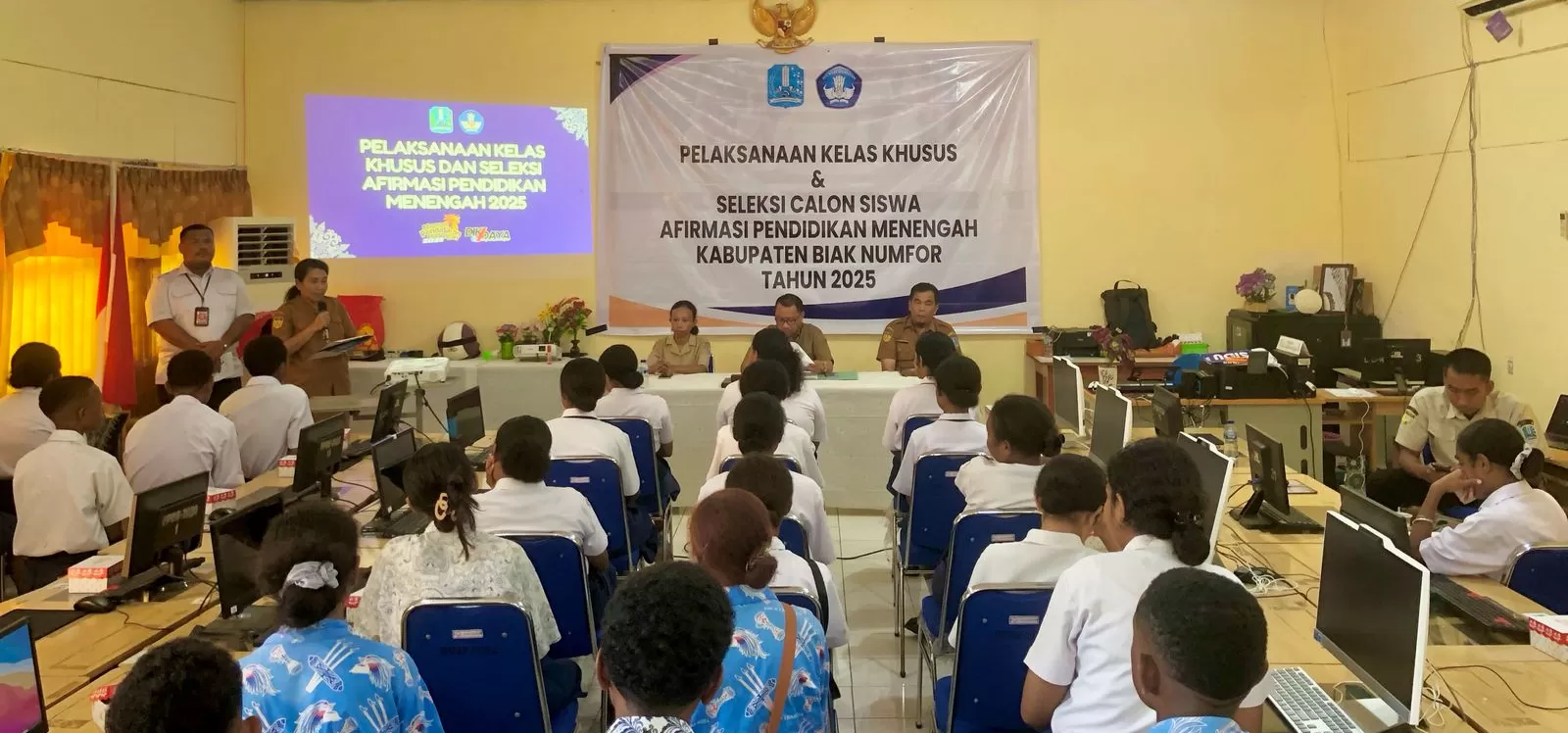Pelaksanaan test dan pembekalan yang dilakukan oleh Dikdaya Biak Numfor kepada para siswa-siswi calon penerima Beasiswa Program Kemendikdasmen ADEM, di SMANSA Biak, Selasa (10/6).   (CENDERAWASIH POS/ISMAIL)