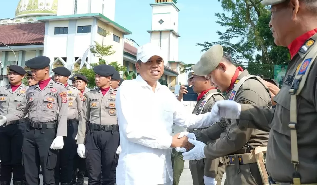 Gubernur jawa Barat Dedi Mulyadi menyalami personel Satpol PP usai memimpin Apel Gabungan Peringatan HUT Damkar ke-107, Satpol PP ke-76.