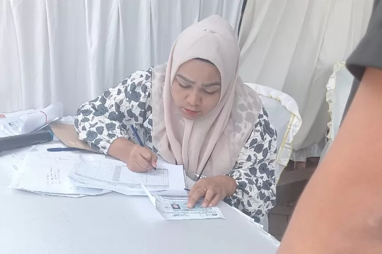 Pemilih mendaftarkan dirinya untuk pemungutan suara ulang di TPS 005 Kelurahan Titikuning Medan, Rabu (21/2/2024).