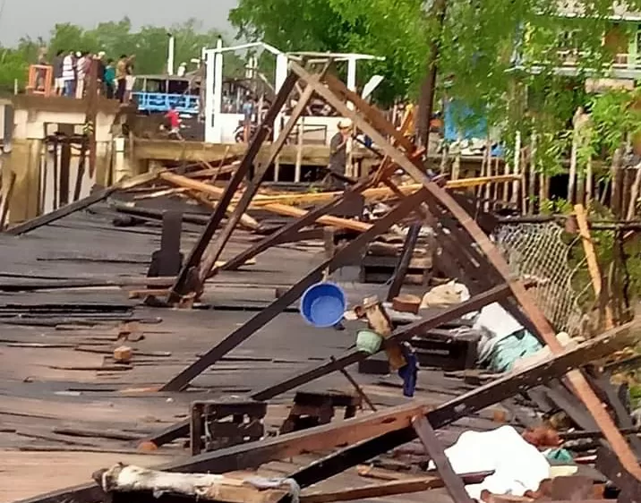 Kerusakan akibat angin puting beliung yang menghantam pemukiman warga Desa Teluk Majelis, Kuala Jambi, Tanjab Timur baru baru ini (Metrojambi.com)
