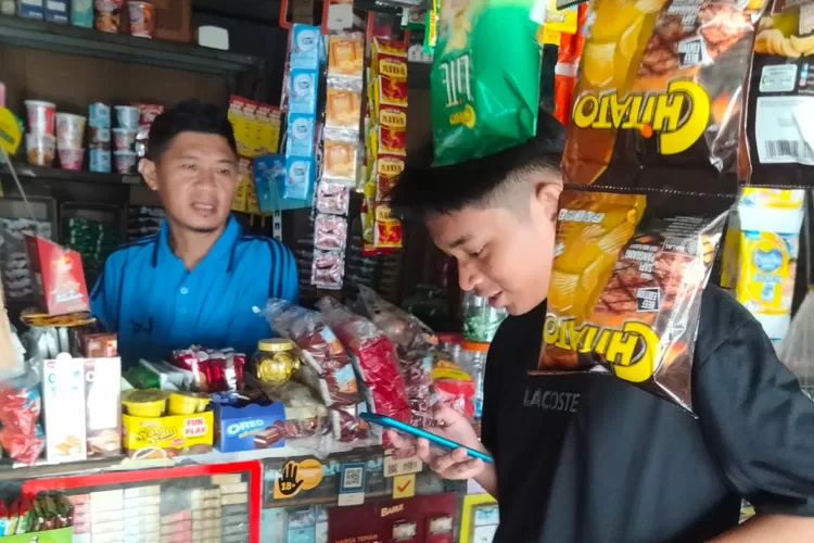 Sudrajat Rela Banting Tulang Berdagang Agar anak bisa Kuliah