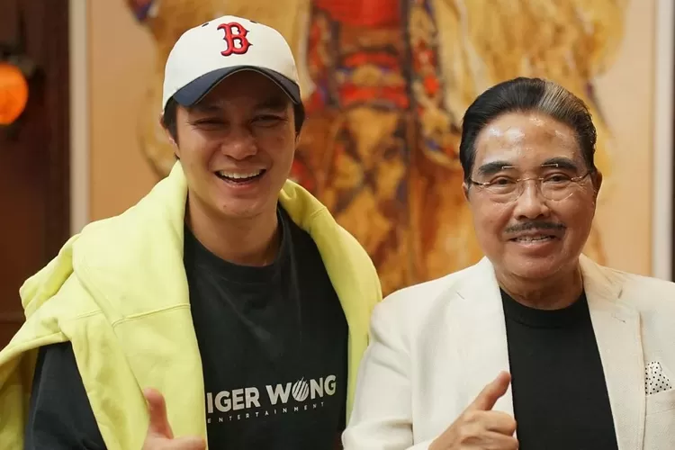 Baim Wong bersama kuasa hukum terkenal, Hotma Sitompul (Foto: Gorajuara/ Instagram/ @baimwong)