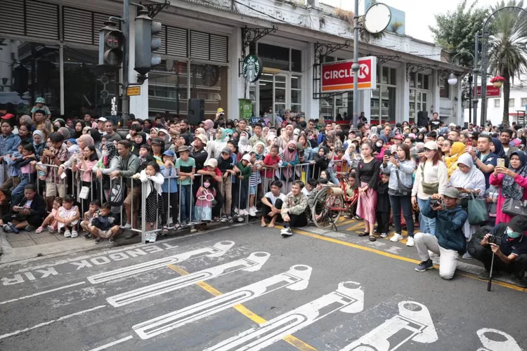 Penonton parade seni dan budaya dalam rangkaian event Asia Africa Festival 2024 serta Asia Africa Corner.