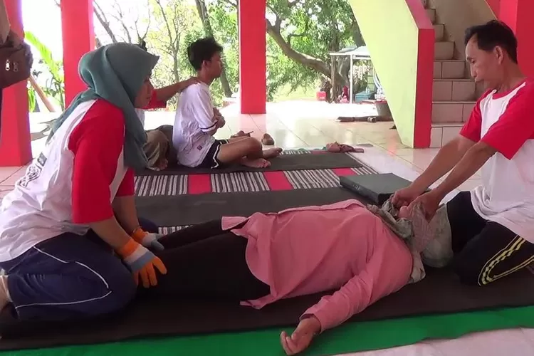 Pengunjung melakukan terapi pijat diDTW Curug Sewu sembari menikmati keindahan alam.  (edi prayitno/kontirbutor kendal)