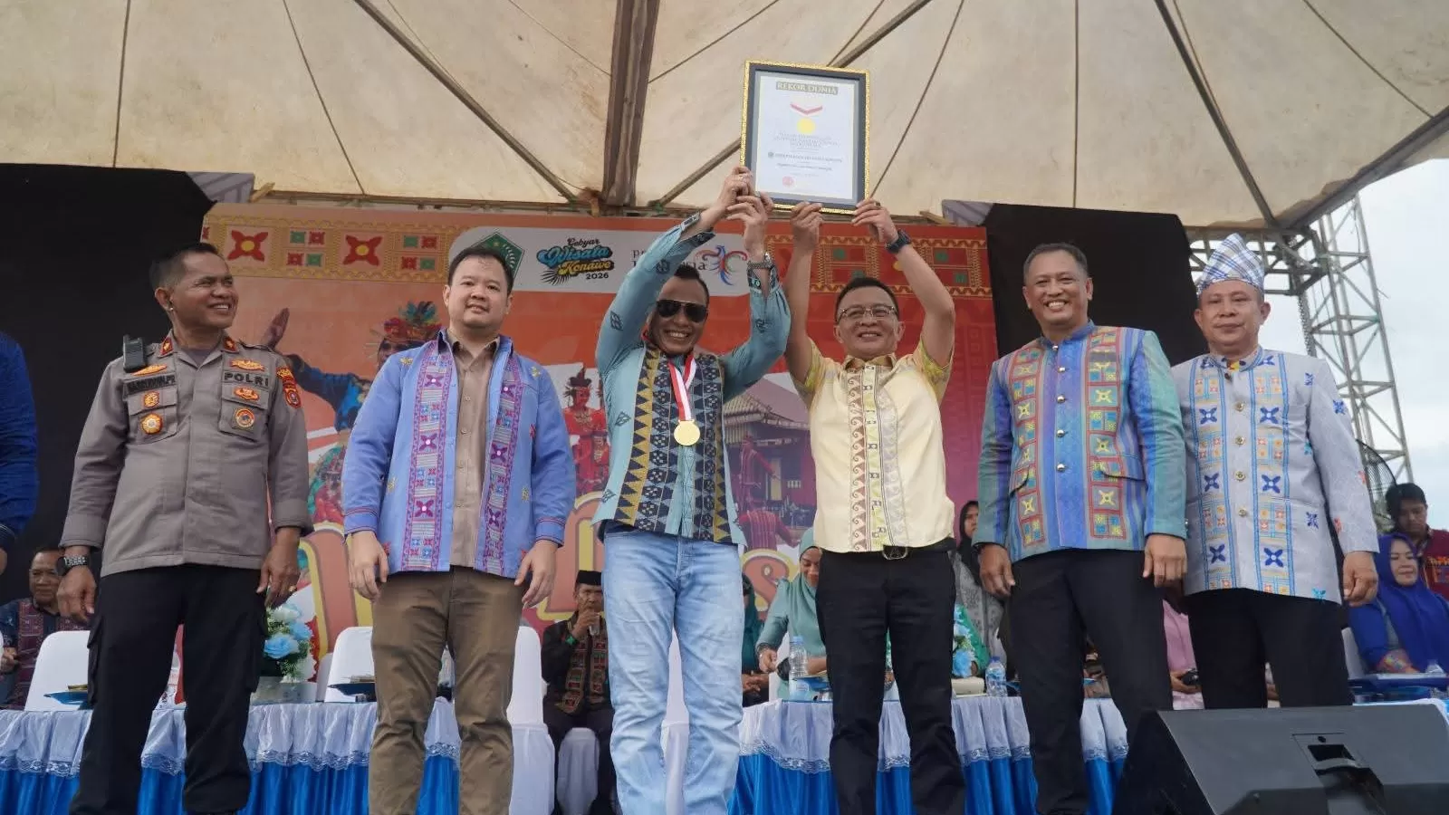 Bupati Konawe Yusran Akbar didampingi Wakil Bupati Konawe Syamsul Ibrahim bersama Forkopimda menerima pinangan penghargaan.