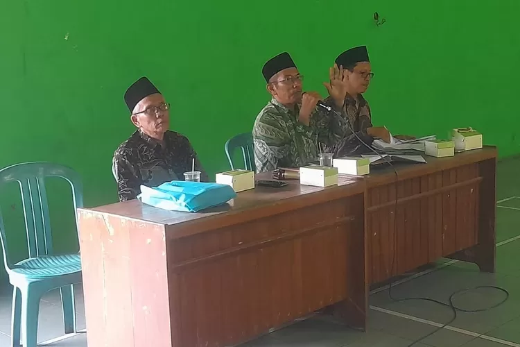 Kepengurusan MWC NU kaliwungu saat melaksanakan ta&rsquo;aruf di Gedung NU kaliwungu.  (edi prayitno/kontributor kendal)