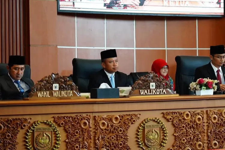 Walikota Depok Supian Suri dan Wakil Walikota Depok Chandra Rahmansyah mendengarkan Pidato kenegaraan Presiden Prabowo saat Sidang Paripurna DPRD Depok.  (Edisi.co.id)