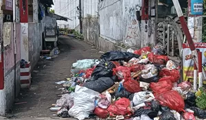 Sampah Numpuk Bikin Kumuh Margonda Depok