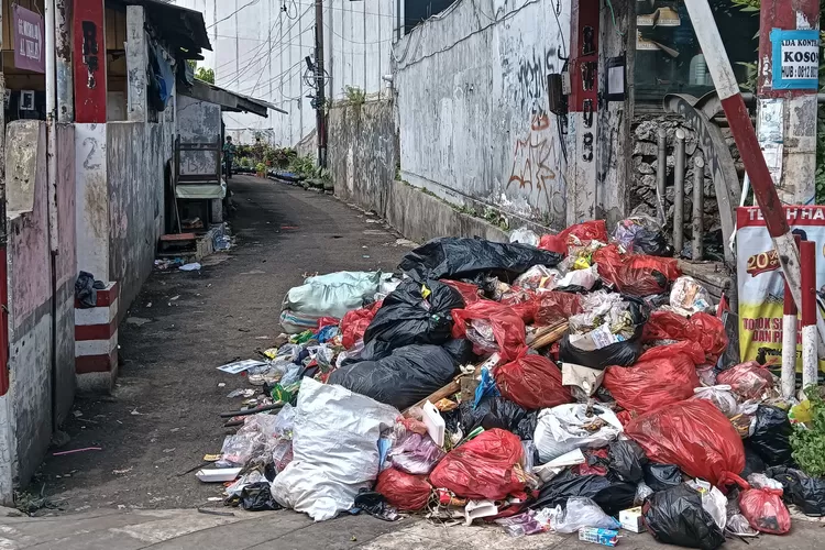 Sampah limbah rumah tangga di Jalan Margonda Raya tepatnya gerbang Gang Musala Nurul Ikhlas, RW8 Kelurahan Kemirimuka, Beji menumpuk, Rabu (16/7). (RADAR DEPOK)