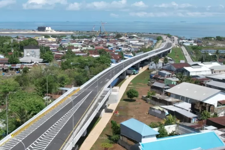 Jalan Tol Makssar New Port di Sulawesi Selatan ini baru saja dinyatakan Uji Laik Fungsi (ULF). Jalan tol ini mengkoneksikan dua titik penting di Kota Makassar. Dimungkinkan beroperasi dalam waktu dekat. (Instagram: pupr_bpjt)
