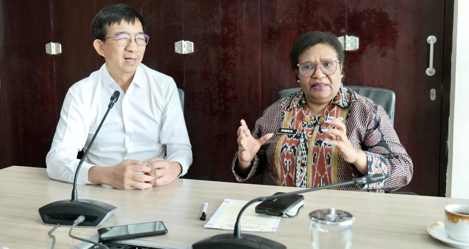 Wakil Menteri Dalam Negeri, Ribka Haluk, saat menggelar audiensi dengan Profesor Yohanes Surya di Kantor Dewan Ekonomi Nasional, Jakarta, Kamis, 11 September 2025. (PUSPEN KEMENDAGRI)