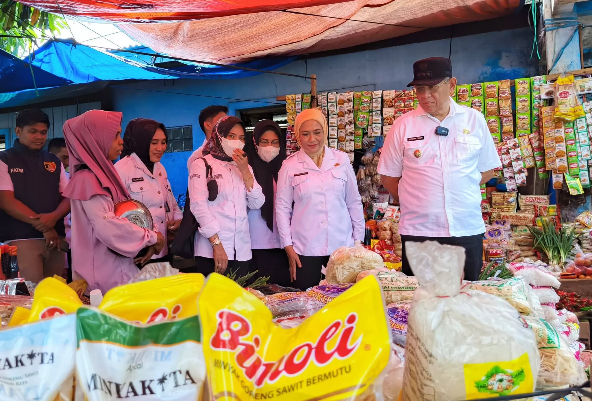 Wali Kota Baubau didampingi wakilnya saat melakukan sidak di pasar tradisional