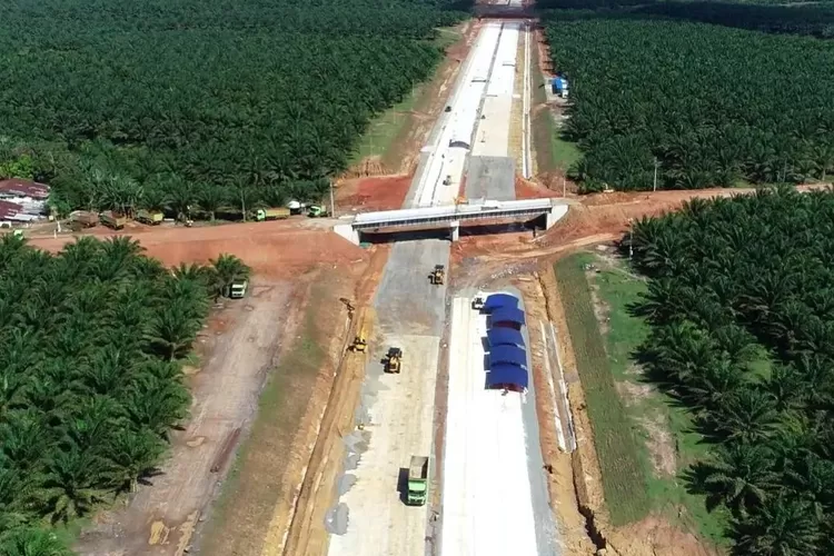 Tampak pembangunan ruas Jalan Tol Indrapura-Kisaran di Sumatera Utara,  ruas jalan tol ini salah satu dari dua jalan tol terbaru Sumatera Utara yang mengkoneksikan 2 lokasi kunci yanga da di Sumut. (Instagram: pupr_bpjt)