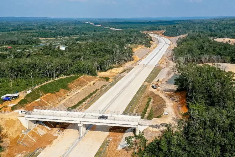 Jalan Tol Bangkinang-Koto Kampar di Provinsi Riau ini didorong agar dapar diresmikan di tahun 2024. (Instagram: wika.tol.bangkinang.pangkalan)