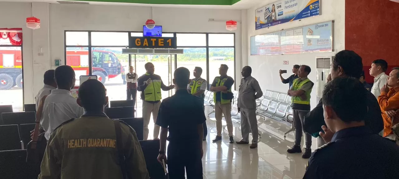 Suasana saat melakukan simulasi pelayanan di Gate 1 Ruang Tunggu Bandara FK Biak.  (CENDERAWASIH POS/ISMAIL)