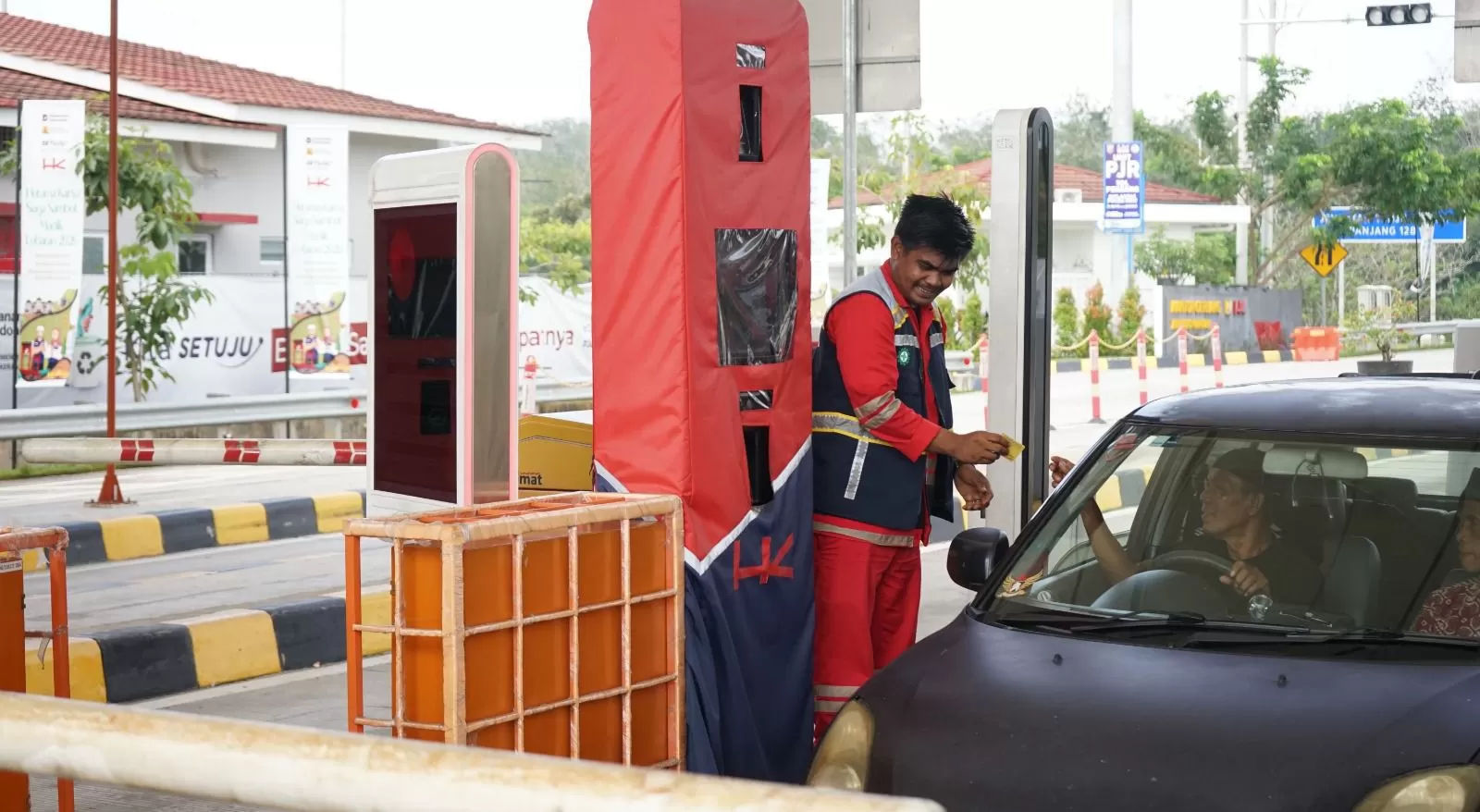 Gerbang tol, rest area, hingga layanan transaksi di ruas tol Sumatra tetap beroperasi meski listrik padam.