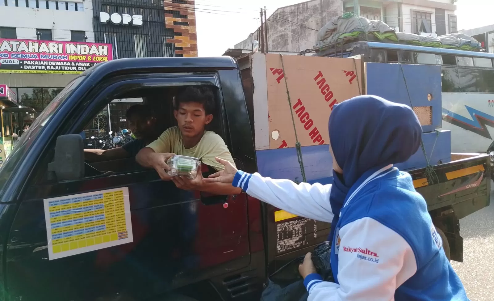 Moment pembagian Takjil buka Puasa dari Harian Rakyat Sultra
