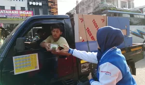 Warnai Semarak Hari Jadi, Harian Rakyat Sultra Berbagi Takjil hingga Berikan Penghargaan untuk Mantan Karyawan
