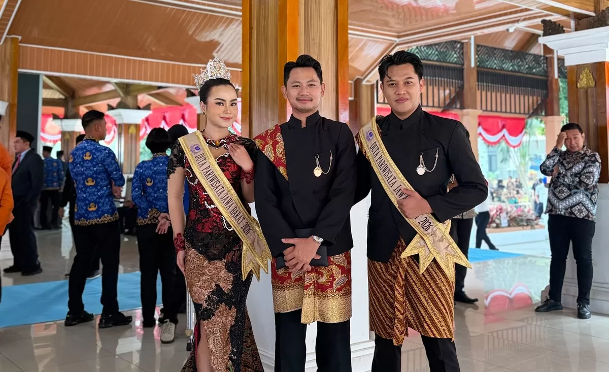 Founder Duta Pariwisata Jawa Barat Riza Wisnu Murti bersama winner saat menghadiri upacara HUT ke-81 RI di Pendopo Pusat Pemerintahan Kabupaten Sumedang, Jawa Barat. (FOTO: Ist).