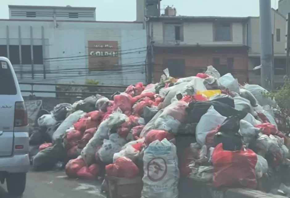 Tangkapan layar kondisi sampah yang berserakan di jalan kawasan Ciputat, Tangerang Selatan. (Instagram/david_nurbianto)