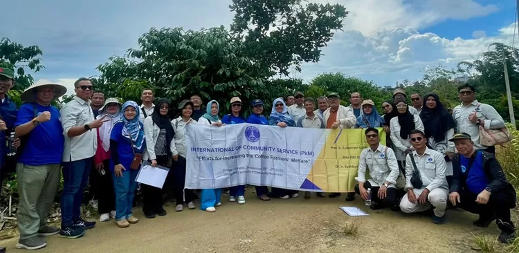 Mahasiswa UMA turut mengikuti program pengabdian kepada masyarakat di Perkebunan dan Penggilingan Kopi Rakyat, Distrik Dong Phu, Vietnam. 