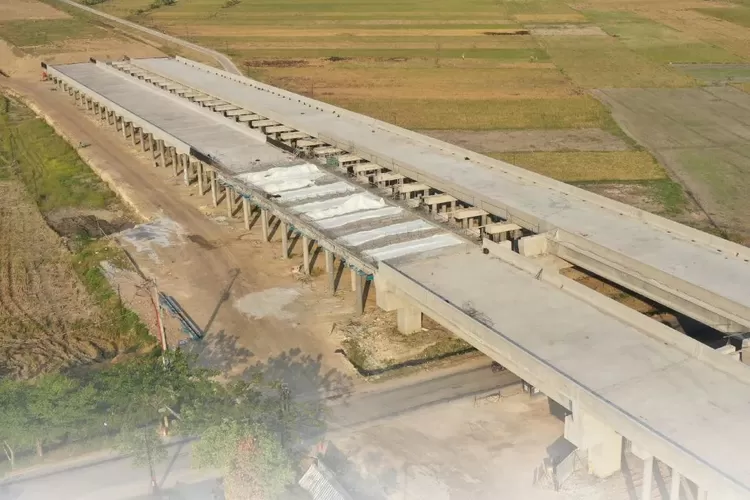 Ilustrasi jalan tol penghubung Sumatera Selatan dan Jambi yang telah mencapai progres konstruksi 54 persen. Proyek ini ditargetkan rampung bulan Juni 2024. (Instagram: pupr_bpjt)