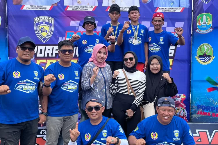 Peroleh medali perunggu pembalap IMI Kabupaten Bogor foto bersama dengan perwakilan dari Disbudpar Kabupaten Bogor.